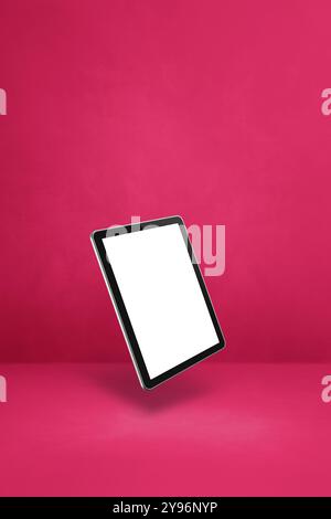 Leerer Tablet-pc, der über einem pinkfarbenen Hintergrund schwebt. 3D isolierte Abbildung. Vertikale Vorlage Stockfoto