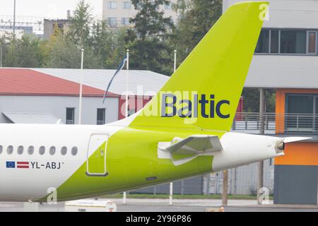 Air Baltic a220 am Flughafen Tallinn in Estland Stockfoto