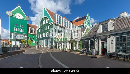 Zaandam, Niederlande. 9. Juni 2024. Berühmte Touristenattraktion im Zentrum der vielfarbigen Stadt im einzigartigen niederländischen Stil. Stockfoto