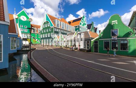 Zaandam, Niederlande. 9. Juni 2024. Berühmte Touristenattraktion im Zentrum der vielfarbigen Stadt, Gebäude im einzigartigen niederländischen Stil Stockfoto