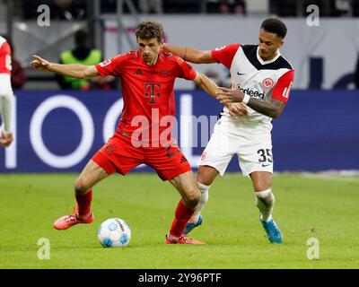 Deutschland, Frankfurt, 1. Bundesliga, Fußball, Eintracht Frankfurt - FC Bayern München, Deutsche Bank Park, 6. Oktober 2024, Ligaspiel, 6. Spieltag, Männer, Staffel 2024/25 Thomas Müller (FC Bayern München, 25) und Tuta (Eintracht Frankfurt, 35), Credit: HMB Media/Heiko Becker/Alamy Archival, DFL-VORSCHRIFTEN VERBIETEN JEDE VERWENDUNG VON FOTOGRAFIEN ALS BILDSEQUENZEN UND/ODER QUASI-VIDEO. Stockfoto