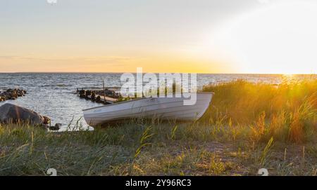 Boot, Meer und Sonnenuntergang an der estnischen Küste Stockfoto