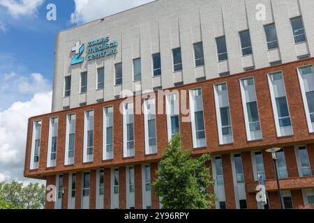 Zaandam, Niederlande. 9. Juni 2024. Zaans Medisch Centrum Logo auf dem Krankenhausgebäude Stockfoto