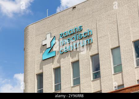 Zaandam, Niederlande. 9. Juni 2024. Zaans Medisch Centrum Logo auf dem Krankenhausgebäude Stockfoto