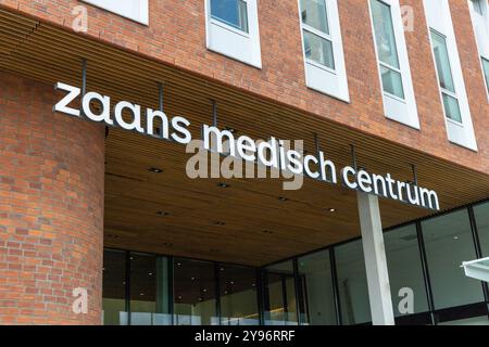 Zaandam, Niederlande. 9. Juni 2024. Zaans Medical Center Schild über dem Eingang zum Krankenhaus Stockfoto