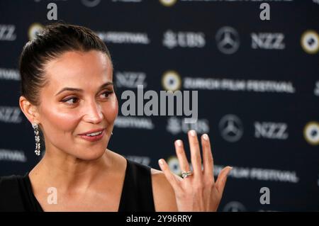 Alicia Vikander bei der Premiere des Kinofilms 'The Assessment' auf dem 20. Zürich Filmfestival 2024 im Kongresssaal. Zürich, 08.10.2024 Stockfoto