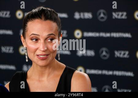 Alicia Vikander bei der Premiere des Kinofilms 'The Assessment' auf dem 20. Zürich Filmfestival 2024 im Kongresssaal. Zürich, 08.10.2024 Stockfoto