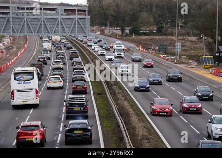 Dateifoto vom 23. April 12/23 über den langsam fahrenden Verkehr auf der M42 in der Nähe von Birmingham, da die Fahrer die M42 als die schlechteste Autobahn Englands eingestuft haben, da sie „ohne ersichtlichen Grund“ die Geschwindigkeitsbegrenzungen und die Kombination von „Baustellen, Schlaglöchern und Verspätungen“ verringert hat. Die 40 km lange Autobahn, die Birmingham mit Standorten wie Nottingham, Solihull, Tamworth und Redditch verbindet, wurde in einer Umfrage von Watchdog Transport Focus unter mehr als 9.166 Verkehrsteilnehmern als letzter eingestuft. Ausgabedatum: Mittwoch, 9. Oktober 2024. Stockfoto