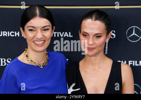 Regisseurin Fleur Fortune und Alicia Vikander bei der „The Assessment“ Filmpremiere im Rahmen vom 20. Zürcher Filmfestival (ZFF) auf dem Sechslaeuten Stockfoto