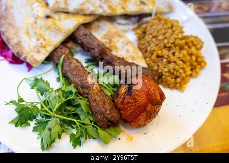 Urfa Kebab, traditionelle türkische Küche mit Kebab-Fleisch, Gemüse auf dem Teller in Sanliurfa, Türkei Stockfoto