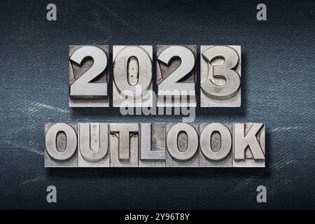 outlook 2023 Phrase aus metallischem Buchdruck auf dunklem Jeanshintergrund Stockfoto