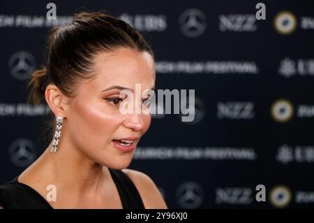 Alicia Vikander bei der Premiere des Kinofilms The Assessment auf dem 20. Zürich Filmfestival 2024 im Kongresssaal. Zürich, 08.10.2024 *** Alicia Vikander bei der Premiere des Spielfilms The Assessment beim 20 Zurich Film Festival 2024 im Kongresssaal Zürich, 08 10 2024 Foto:XA.xBuggex/xFuturexImagex Assessment 4008 Stockfoto