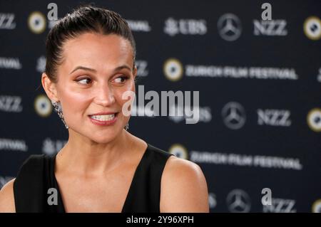 Alicia Vikander bei der Premiere des Kinofilms The Assessment auf dem 20. Zürich Filmfestival 2024 im Kongresssaal. Zürich, 08.10.2024 *** Alicia Vikander bei der Premiere des Spielfilms The Assessment beim 20 Zurich Film Festival 2024 im Kongresssaal Zürich, 08 10 2024 Foto:XA.xBuggex/xFuturexImagex Assessment 4011 Stockfoto