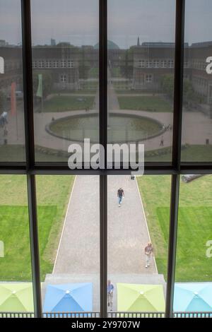 Blick auf den Ehrenhof durch ein Fenster im Museum Kunstpalast in Düsseldorf, NRW Stockfoto