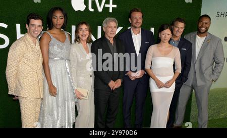 8. Oktober 2024, West Hollywood, Kalifornien, USA: (L-R) Michael Urie, Jessica Williams, Christa Miller, Harrison Ford, Jason Segel, Lukita Maxwell, Ted McGinley und Luke Tennie nehmen an der Weltpremiere der Apple TV+ Serie Teil â œShrinkingâ œ Staffel 2. (Credit Image: © Billy Bennight/ZUMA Press Wire) NUR REDAKTIONELLE VERWENDUNG! Nicht für kommerzielle ZWECKE! Stockfoto