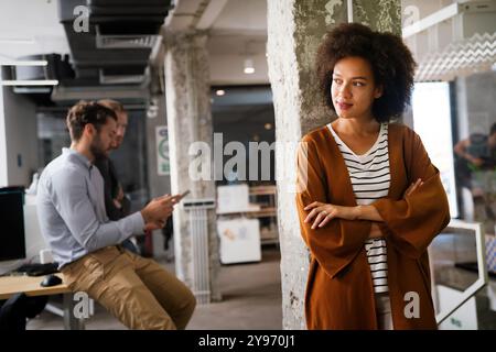 Glückliche junge afroamerikanische Geschäftsfrau im Startup-Büro. Geschäftserfolg Schwarze Frau. Stockfoto
