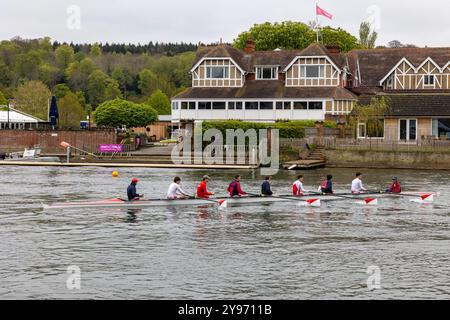 Acht Ruderboote in Henley mit Leander Club im Hintergrund Stockfoto