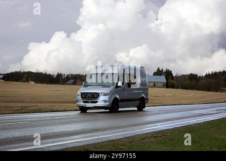 2021 silberner Mercedes-Benz Sprinter 3 Transporter mit hoher Geschwindigkeit auf der Autobahn an einem regnerischen Frühlingstag. Kopierbereich. Salo, Finnland. Mai 2022. Stockfoto