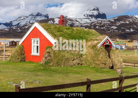 Lindarbakki Turf House in Borgarfjordur-Eystri in Ost-Island, traditionelles isländisches Rothaus mit Gras und Rasen bewachsen. Stockfoto