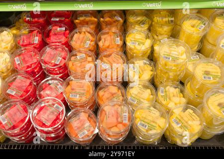 Antibes (Südostfrankreich): Dieser Carrefour-Hypermarkt ist einer der drei größten Hypermärkte der Marke. Obstsalat (Wassermelone, Melone, Ananas) in Stockfoto