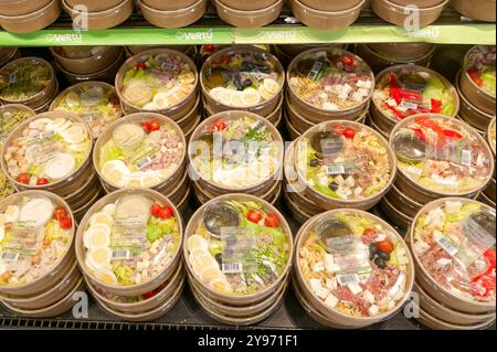 Antibes (Südostfrankreich): Dieser Carrefour-Hypermarkt ist einer der drei größten Hypermärkte der Marke. Snackbereich: Gemischte Salate, die vor Ort zubereitet werden (CAE Stockfoto