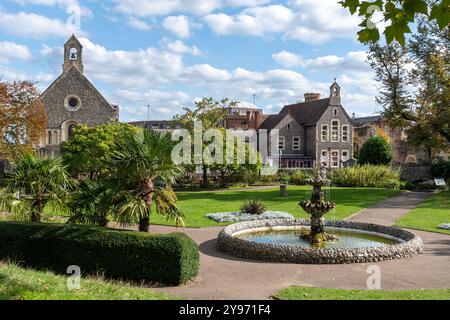 Forbury Gardens Park im Zentrum der Stadt Reading, Berkshire, England, Großbritannien, mit Blick auf die St. James Church und Reading Gaol Stockfoto