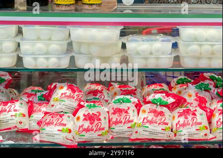 Antibes (Südostfrankreich): Dieser Carrefour-Hypermarkt ist einer der drei größten Hypermärkte der Marke. Italienische Delikatessentheke: Tüten Mozzarella di B Stockfoto