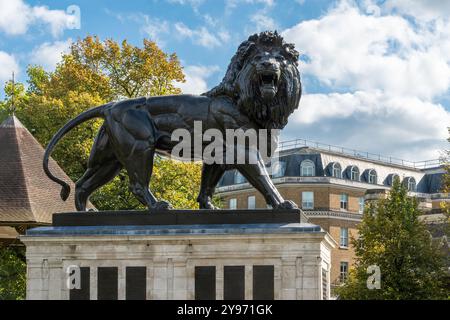 Die Maiwand Lion Statue im Forbury Gardens Park im Zentrum der Stadt Reading, Berkshire, England, Großbritannien Stockfoto