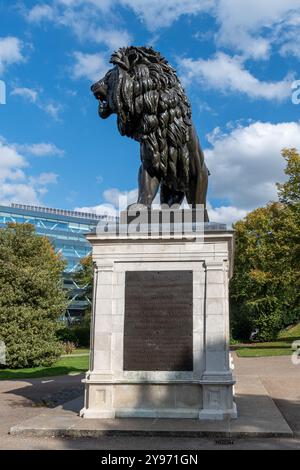 Die Maiwand Lion Statue im Forbury Gardens Park im Zentrum der Stadt Reading, Berkshire, England, Großbritannien Stockfoto