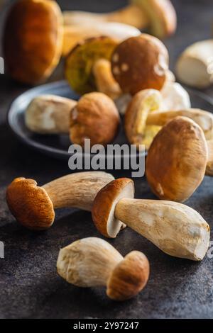 Frische Pilze auf einem Küchentisch. Stockfoto