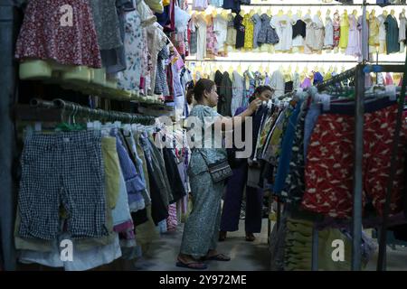 Yangon, Myanmar. Oktober 2024. Besucher besuchen einen Second-Hand-Bekleidungsmarkt in Yangon, Myanmar, 8. Oktober 2024. Im Geschäftsviertel Yangon in Myanmar bietet der geschäftige Kyimyindaing Second-Hand-Bekleidungsmarkt eine Lebensader für diejenigen, die erschwingliche Mode bei steigenden Kosten suchen. PASSEND ZU „Feature: Myanmars Second-Hand-Bekleidungsmarkt bietet erschwingliche Mode“ Credit: Myo Kyaw Soe/Xinhua/Alamy Live News Stockfoto