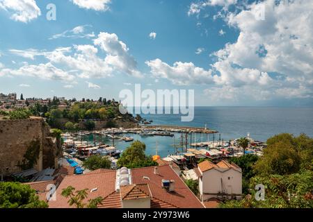 Blick auf die Altstadt von Antalya Marina und Ausflugsboote in Kaleici Stockfoto