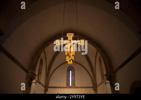 Villaviciosa, Spanien - Kirche Santa Maria de la Oliva, 11. Juli 2024: Villaviciosa, Asturien. Übergangskirche aus dem 13. Jahrhundert zwischen der romanischen A Stockfoto