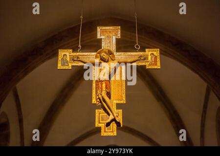 Villaviciosa, Spanien - Kirche Santa Maria de la Oliva, 11. Juli 2024: Villaviciosa, Asturien. Übergangskirche aus dem 13. Jahrhundert zwischen der romanischen A Stockfoto