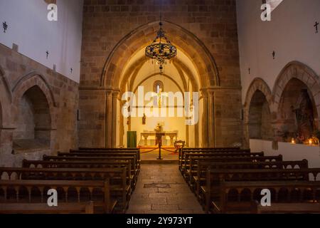 Villaviciosa, Spanien - Kirche Santa Maria de la Oliva, 11. Juli 2024: Villaviciosa, Asturien. Übergangskirche aus dem 13. Jahrhundert zwischen der romanischen A Stockfoto