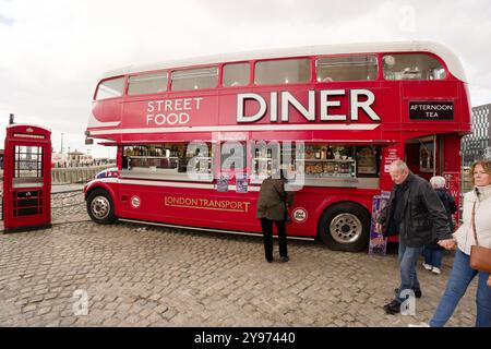 Der rote Londoner Bus verwandelte sich in ein Diner an den Liverpool Docks, Großbritannien Stockfoto