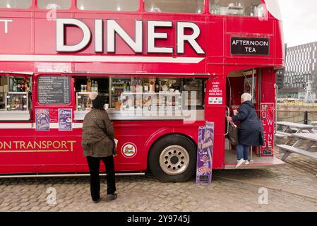 Der rote Londoner Bus verwandelte sich in ein Diner an den Liverpool Docks, Großbritannien Stockfoto