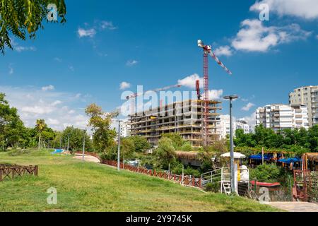 Baukran, der auf einer großen Baustelle arbeitet Stockfoto