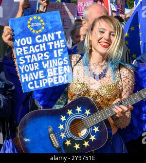 Madeleina Kay – pro-Europa-Kampagnerin, Künstlerin und Musikerin – beim 3rd National Rejoin March in London, 28. September 2024, in dem sie sich für das Vereinigte Königreich einsetzte Stockfoto