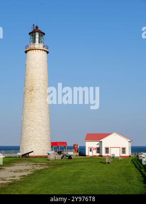 Kanada, Québec, Gaspé Peninsula (Gaspesia): Blick auf den Leuchtturm Cap-des-Rosiers, der zwischen 1854 und 1858 im Dorf Cap-des-Rosiers erbaut wurde. Bei 3 Stockfoto