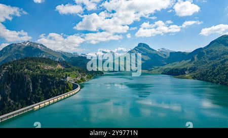 Blick auf den Roselend Damm und den See bei Beaufort-sur-Doron, zwischen dem Pass Col du Pré und dem Hochpass Cormet de Roselend, im Savoie depa Stockfoto