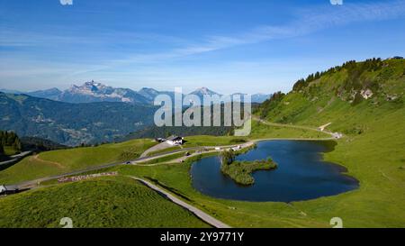 Verchaix (Zentralfrankreich): Landschaft rund um den Joux-Plane-Pass, entlang der B-Straße 354, die Samoëns mit Morzine verbindet. Lake Joux Flugzeug an Stockfoto