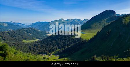 Verchaix (Zentralfrankreich): Landschaft rund um den Joux-Plane-Pass, entlang der B-Straße 354, die Samoëns mit Morzine verbindet. Panorama über dem Stockfoto