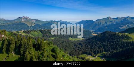 Verchaix (Zentralfrankreich): Landschaft rund um den Joux-Plane-Pass, entlang der B-Straße 354, die Samoëns mit Morzine verbindet. Panorama über dem Stockfoto