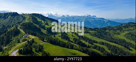 Verchaix (Zentralfrankreich): Landschaft rund um den Joux-Plane-Pass, entlang der B-Straße 354, die Samoëns mit Morzine verbindet. Panorama über dem Stockfoto