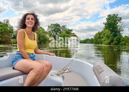 Tourismus auf dem Fluss Seille, einem Nebenfluss der Saône. Frau an Bord eines Bootes auf dem Fluss *** örtliche Unterschrift *** Stockfoto
