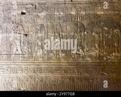 Edfu, Ägypten; 17. Januar 2024: Enträtseln Sie die Geheimnisse, die in den Hieroglyphen und Kartuschen verborgen sind, die die Wände des Tempels des Horus in Edfu zieren. Stockfoto