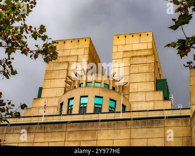 SIS Gebäude oder MI6 Gebäude in Vauxhall Cross beherbergt das Hauptquartier der britischen Secret Intelligence Service (SIS, MI6) - London, England Stockfoto