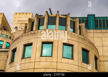 SIS Gebäude oder MI6 Gebäude in Vauxhall Cross beherbergt das Hauptquartier der britischen Secret Intelligence Service (SIS, MI6) - London, England Stockfoto