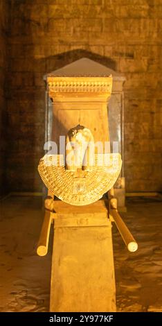 Begeben Sie sich auf eine himmlische Reise an Bord des Solarbootes Ra am Tempel des Horus, einem prächtigen Schiff im heiligen Pharaonenland Edfu. Stockfoto